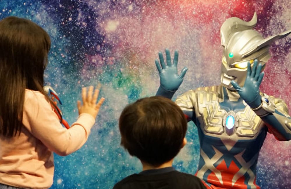 ウルトラマンゼロと挨拶する子どもたち