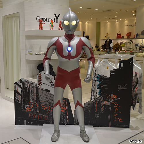 ULTRAMAN」×ヨウジヤマモト「Ground Y」のコラボアパレル展開が渋谷