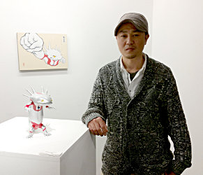 新宿タカシマヤ美術画廊で開催中の 現代擬人観 展に ウルトラマンカラーのサラマンダーが出現 円谷ステーション