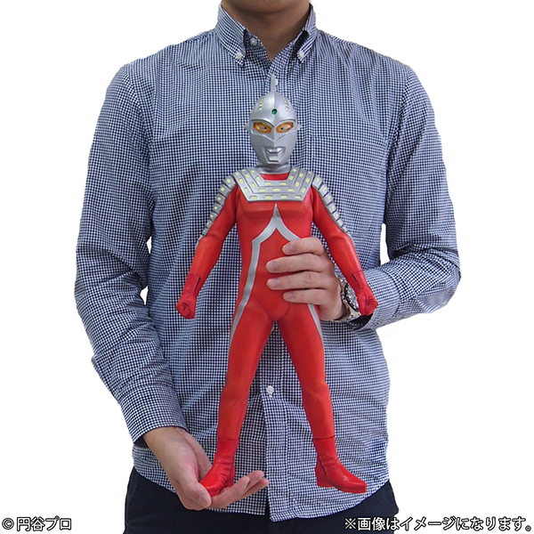 進め！銀河の果てまでも！」全高約50㎝の発光機能付き「ウルトラセブン