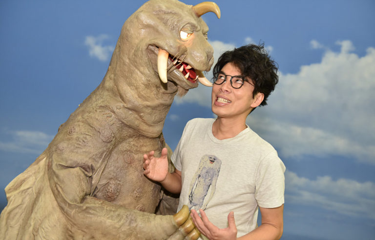 片桐仁さんが冷凍怪獣ペギラと“ギリ接近”のフェイスオフで意気込む!! 6/15(土)ウルトラQ「東京氷河期」上映会&スペシャルトーク 本日5/16(木)プレイガイド先行販売開始!