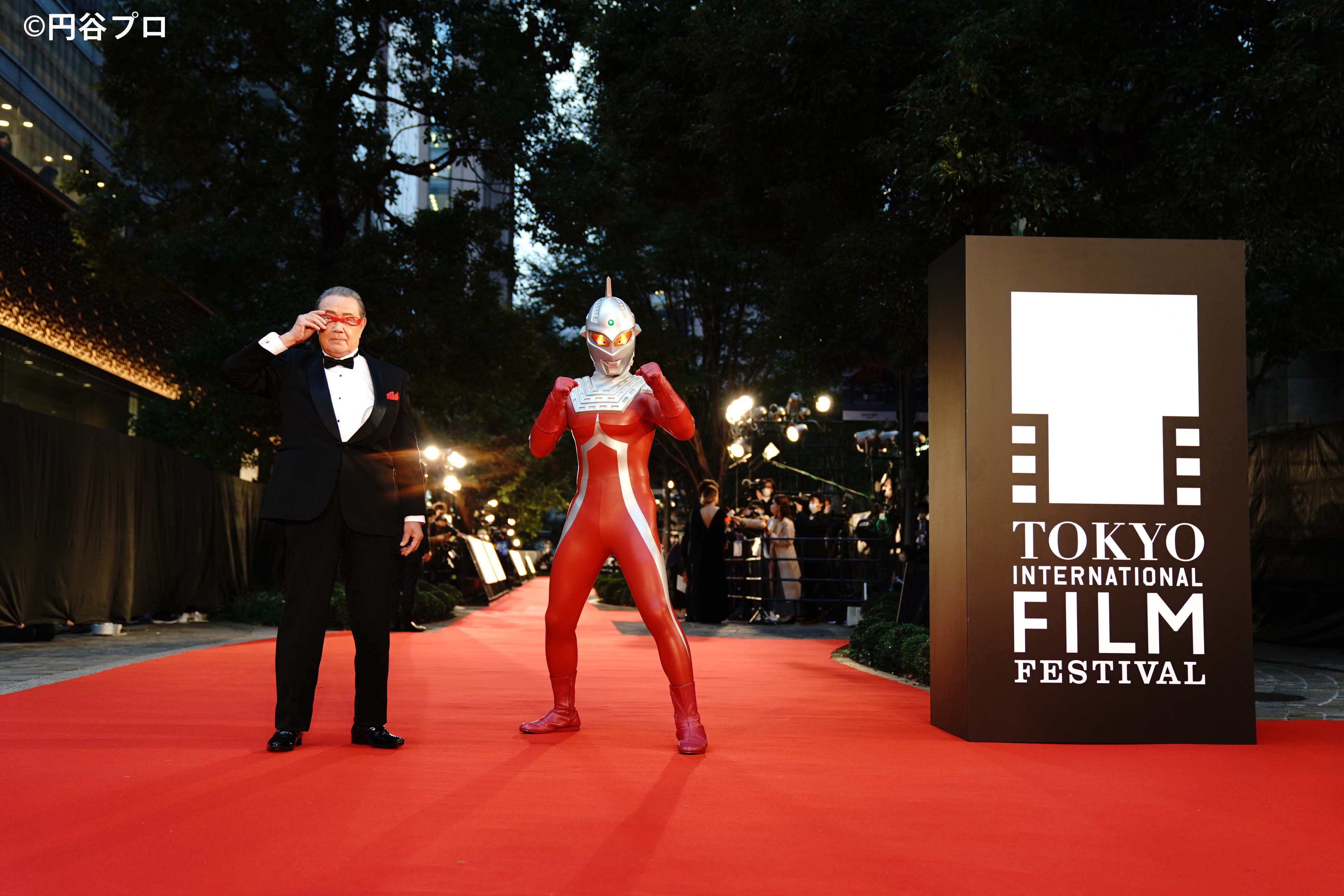 森次晃嗣さんとウルトラセブンが本日開幕 第35回 東京国際映画祭 オープニング レッドカーペットに登場 ウルトラセブン 4ｋ上映 舞台挨拶を10 26 水 から実施 円谷ステーション ウルトラマン 円谷プロ公式サイト
