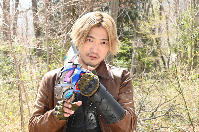 『ウルトラマンデッカー』突如現れたデッカーに変身する謎の男、正体はカナタの子孫デッカー・アスミ