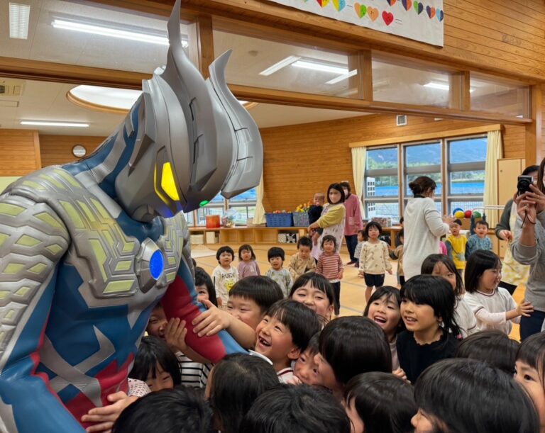 ウルトラマンゼロ、ウルトラセブン親子が約1200人の園児たちと交流/「ウルトラマン基金」福岡県内 豪雨災害被災地支援訪問レポート