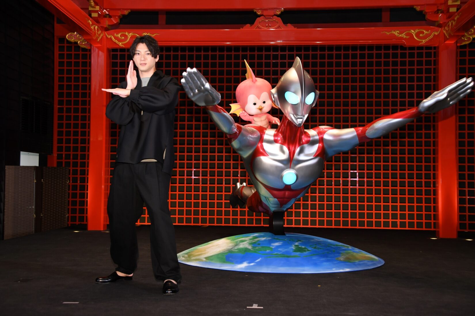 山田裕貴さんもウルトラマン飛行像に驚き「ULTRAMAN TO THE WORLD 