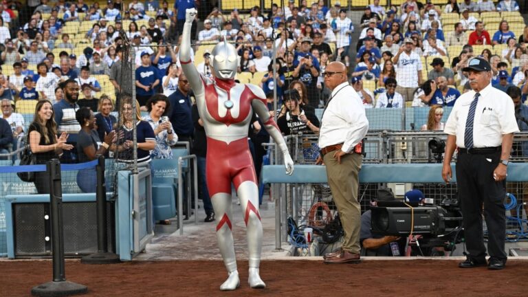 ウルトラマン、バルタン星人がロサンゼルス・ドジャースの始球式に登場！
