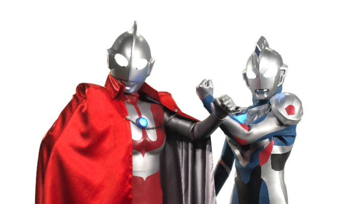 絆を結ぶ新たなる印「クロスタッチ」:ウルトラマン(左)、ウルトラマンゼット(右)