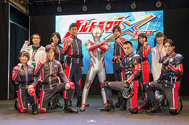 後列左より、原田 隼人、月船 さらら、神尾 佑、ウルトラマンエックス、高橋 健介、坂ノ上 茜、百川 晴香 前列左より、瀬下 千晶、ＴＡＫＥＲＵ、細田 善彦、松本 享恭